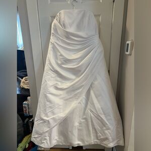 David’s Bridal Strapless Satin Wedding Dress Size 20W – Needs Cleaning